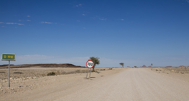 Pista solitaria en Namibia bajo un cielo azul. Velocidades. CVT