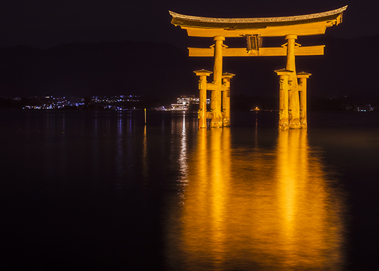 tori de noche Miyajima isla Japon